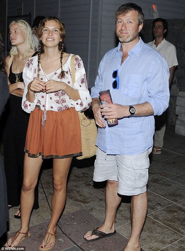 Abramovich đưa cô bạn gái Dasha Zhukova cùng con trai 2 tuổi đi theo. Ngoài ra, ông còn mời hơn 300 vị khách, đây đều là những mối làm ăn, gia đình và bạn bè của tỷ phú người Nga. Theo kế hoạch, buổi ăn chơi của Abramovich sẽ kéo dài từ 22h ngày 31/12 tới 4h sáng hôm sau. Abramovich đưa cô bạn gái Dasha Zhukova cùng con trai 2 tuổi đi theo. Ngoài ra, ông còn mời hơn 300 vị khách, đây đều là những mối làm ăn, gia đình và bạn bè của tỷ phú người Nga. Theo kế hoạch, buổi ăn chơi của Abramovich sẽ kéo dài từ 22h ngày 31/12 tới 4h sáng hôm sau.