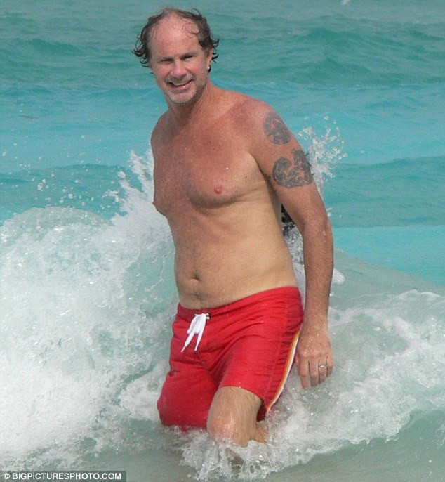 Tay trống Chad Smith là thành viên ban nhạc rock nổi tiếng Red Hot Chili Peppers đang vui chơi tại bãi biển St Barts hôm Giáng sinh Tay trống Chad Smith là thành viên ban nhạc rock nổi tiếng Red Hot Chili Peppers đang vui chơi tại bãi biển St Barts hôm Giáng sinh