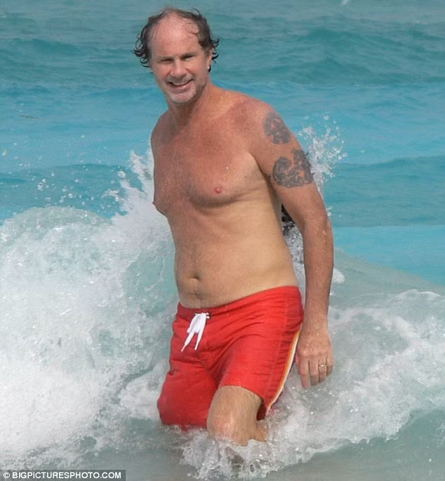 Tay trống Chad Smith là thành viên ban nhạc rock nổi tiếng Red Hot Chili Peppers đang vui chơi tại bãi biển St Barts hôm Giáng sinh