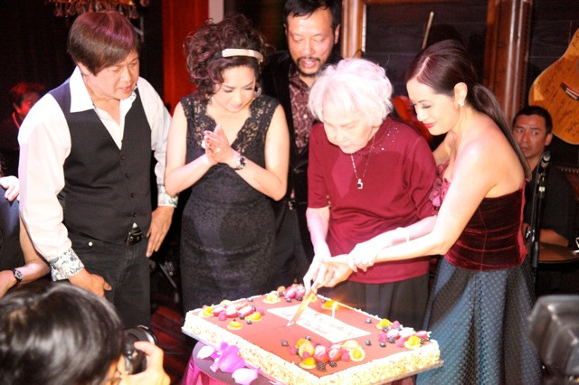 Danh ca được các con chuẩn bị một chiếc bánh sinh nhật rất to.