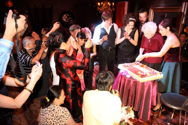 Đông đảo bạn bè và người thân đến dự buổi tiệc mừng thượng thọ.