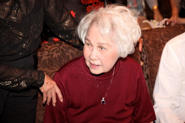 Danh ca Thái Thanh tại tiệc mừng thượng thọ. Đây có lẽ là những hình ảnh hiếm hoi của vị danh ca này ở tuổi 80.