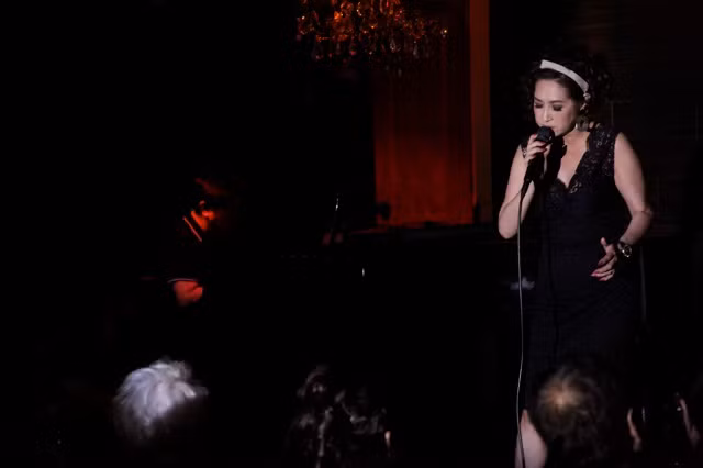 Tại buổi tiệc, Ý Lan không quên hát mừng thọ mẹ.