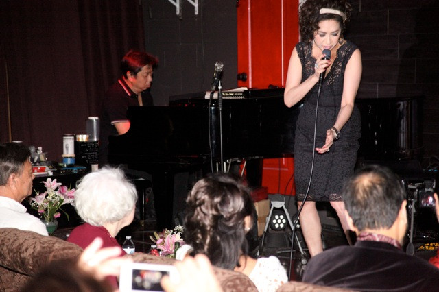 Giọng ca và nhan sắc của Ý Lan được thừa hưởng rất nhiều từ mẹ là danh ca Thái Thanh, dù ở tuổi 60 nhưng nữ ca sĩ trông vẫn rất trẻ và xinh đẹp.