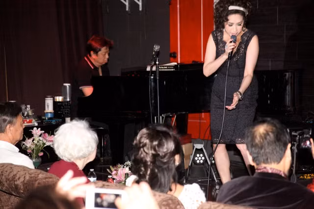 Giọng ca và nhan sắc của Ý Lan được thừa hưởng rất nhiều từ mẹ là danh ca Thái Thanh, dù ở tuổi 60 nhưng nữ ca sĩ trông vẫn rất trẻ và xinh đẹp.