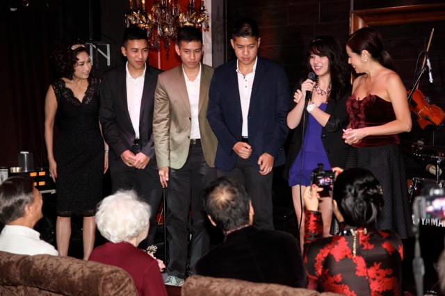 3 người con và các cháu lên sân khấu thay phiên nhau gởi lời chúc đến danh ca Thái Thanh.