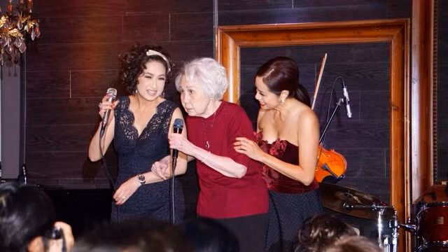 Bà thể hiện lại các ca khúc ghi dấu ấn một thời như Nửa hồn thương đau, Nụ tầm xuân và Tình ca. Dù tuổi đã cao, nhưng có lẽ giọng ca của Thái Thanh vẫn không phai mờ theo năm tháng.