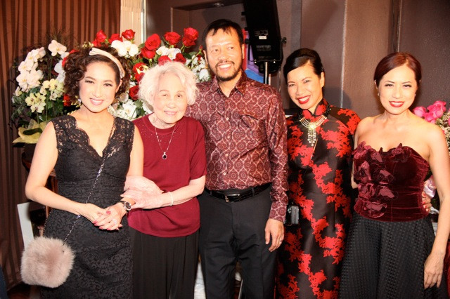 Danh ca Thái Thanh chụp hình kỉ niệm cùng 3 người con ruột của mình.