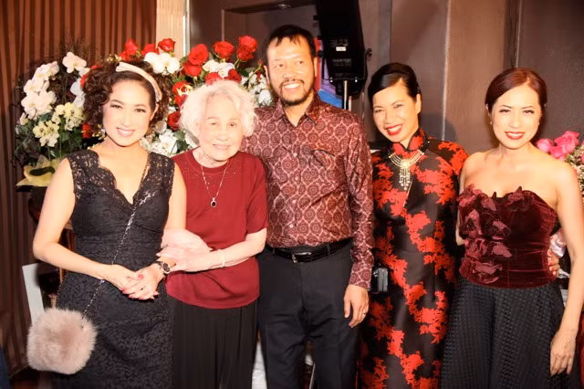 Danh ca Thái Thanh chụp hình kỉ niệm cùng 3 người con ruột của mình.