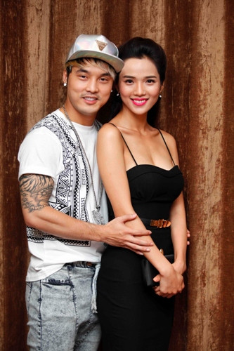 Kim Cương 'tháp tùng' người yêu là ca sĩ Ưng Hoàng Phúc đến dự buổi ra mắt liveshow. Kim Cương trông vô cùng nữ tính với bộ đầm đen bó sát. Kim Cương 'tháp tùng' người yêu là ca sĩ Ưng Hoàng Phúc đến dự buổi ra mắt liveshow. Kim Cương trông vô cùng nữ tính với bộ đầm đen bó sát.