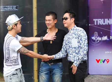 Ưng Hoàng Phúc thân thiết bên hai thành viên cũ của nhóm 1088 là Vân Quang Long và Nhật Tinh Anh. Ưng Hoàng Phúc thân thiết bên hai thành viên cũ của nhóm 1088 là Vân Quang Long và Nhật Tinh Anh.