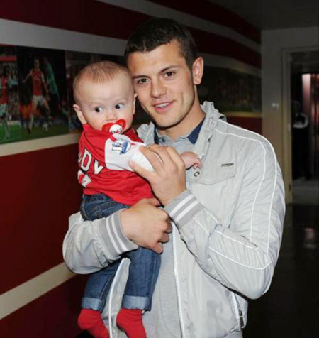 Cậu bé được ông bố đặt tên là Archie Jack Wilshere. Archie là thuật ngữ thường dùng trong quân đội mang nghĩa “Súng cao xạ”. Một cái tên rất… Pháo thủ. Cậu bé được ông bố đặt tên là Archie Jack Wilshere. Archie là thuật ngữ thường dùng trong quân đội mang nghĩa “Súng cao xạ”. Một cái tên rất… Pháo thủ.