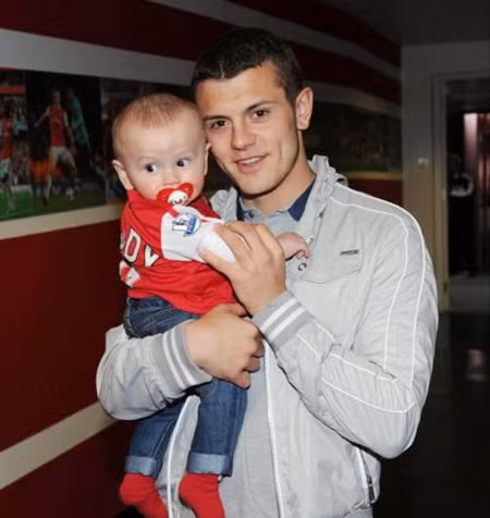 Cậu bé được ông bố đặt tên là Archie Jack Wilshere. Archie là thuật ngữ thường dùng trong quân đội mang nghĩa “Súng cao xạ”. Một cái tên rất… Pháo thủ. Cậu bé được ông bố đặt tên là Archie Jack Wilshere. Archie là thuật ngữ thường dùng trong quân đội mang nghĩa “Súng cao xạ”. Một cái tên rất… Pháo thủ.