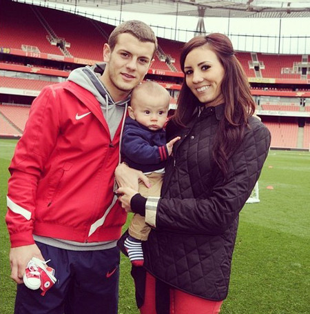 Cậu nhóc gần một tuổi này là kết quả tình yêu của Jack Wilshere với người bạn gái Lauren Neal hơn anh 3 tuổi. Cậu nhóc gần một tuổi này là kết quả tình yêu của Jack Wilshere với người bạn gái Lauren Neal hơn anh 3 tuổi.