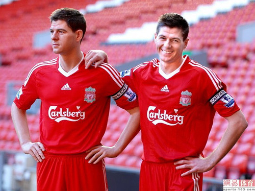 Steven Gerrard và bức tượng sáp giống nhau như thật. Steven Gerrard và bức tượng sáp giống nhau như thật.