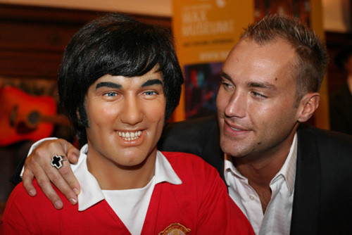 Chắc hẳn con trai huyền thoại George Best sẽ vô cùng thích thú khi nhìn thấy bức tượng sáp của cha mình lại trông giống như ông hoàng nhạc Rock “n Roll, Elvis Presley. Chắc hẳn con trai huyền thoại George Best sẽ vô cùng thích thú khi nhìn thấy bức tượng sáp của cha mình lại trông giống như ông hoàng nhạc Rock “n Roll, Elvis Presley.