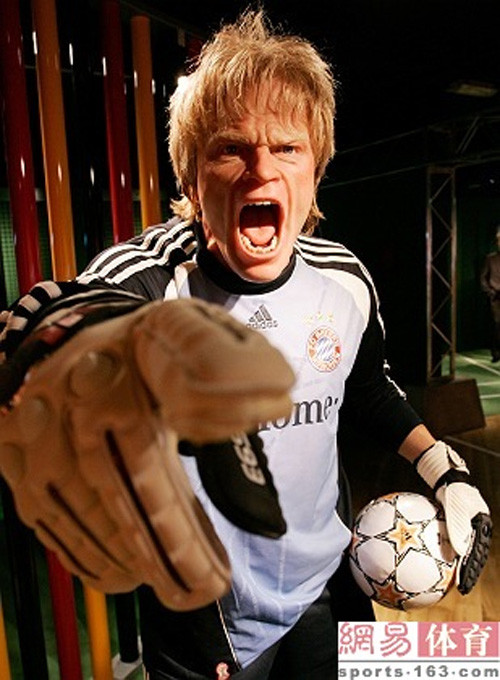 Bức tượng sáp của thủ môn người Đức, Oliver Kahn đúng như tính cách của anh. Bức tượng sáp của thủ môn người Đức, Oliver Kahn đúng như tính cách của anh.