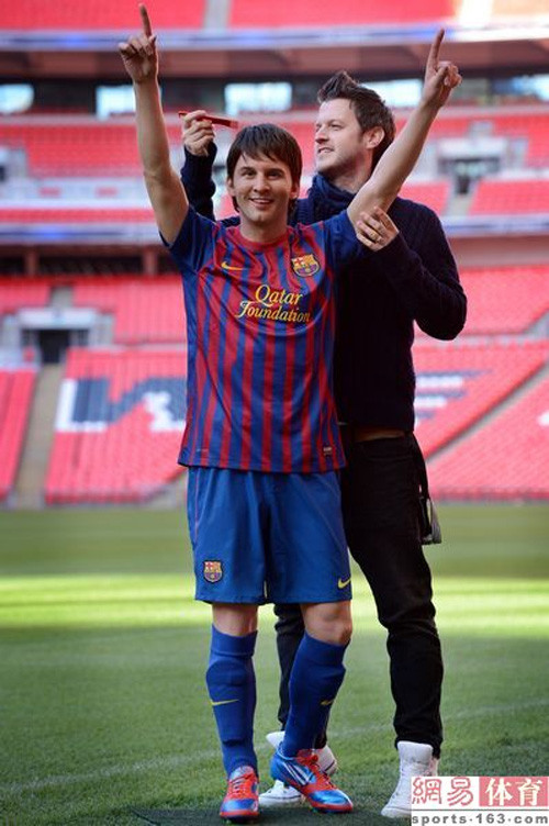 Hôm 20/9 vừa qua, bức tượng sáp của Lionel Messi đã được trưng bày ở SVĐ Wembely để tôn vinh màn trình diễn xuất sắc của anh trong trận CK Champions League 2010/2011 trước MU. Hôm 20/9 vừa qua, bức tượng sáp của Lionel Messi đã được trưng bày ở SVĐ Wembely để tôn vinh màn trình diễn xuất sắc của anh trong trận CK Champions League 2010/2011 trước MU.