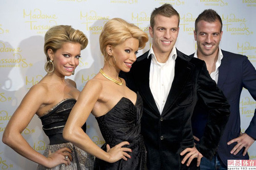 Vợ chồng cầu thủ Rafael van der Vaart tạo dáng cùng hai bức tượng. Vợ chồng cầu thủ Rafael van der Vaart tạo dáng cùng hai bức tượng.