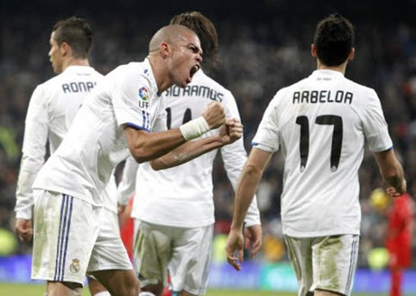 Anh bảo rồi mà, phải hỗ trợ ta với, một mình ta làm sao có thể theo được thằng Messi, cho dù ta đã….CHÉM! Anh bảo rồi mà, phải hỗ trợ ta với, một mình ta làm sao có thể theo được thằng Messi, cho dù ta đã….CHÉM!