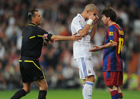 Chú nhìn thẳng vào mắt anh này. Từ sau đừng có mà lừa bóng qua ta nữa đấy, nếu không thì… Chú nhìn thẳng vào mắt anh này. Từ sau đừng có mà lừa bóng qua ta nữa đấy, nếu không thì…