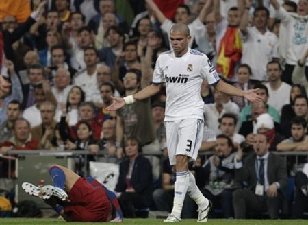 Đâu, anh có cố ý dẫm vào chú đâu, chỉ là vấc thui mà! Đâu, anh có cố ý dẫm vào chú đâu, chỉ là vấc thui mà!