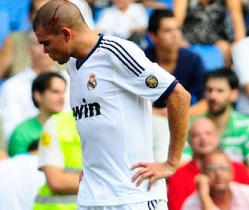 Hum! Mình có làm gì sai đâu chứ, tại nó yếu quá đấy chứ. Hum! Mình có làm gì sai đâu chứ, tại nó yếu quá đấy chứ.