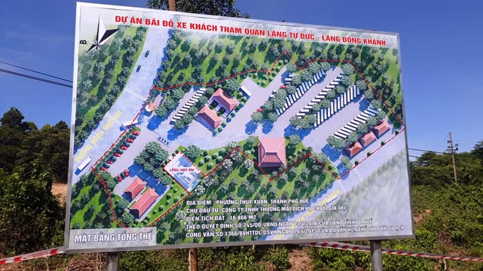 Dự án bãi đỗ xe tham quan lăng vua Tự Đức và vua Đồng Khánh vẫn đang bị tạm ngưng. Ảnh: TL