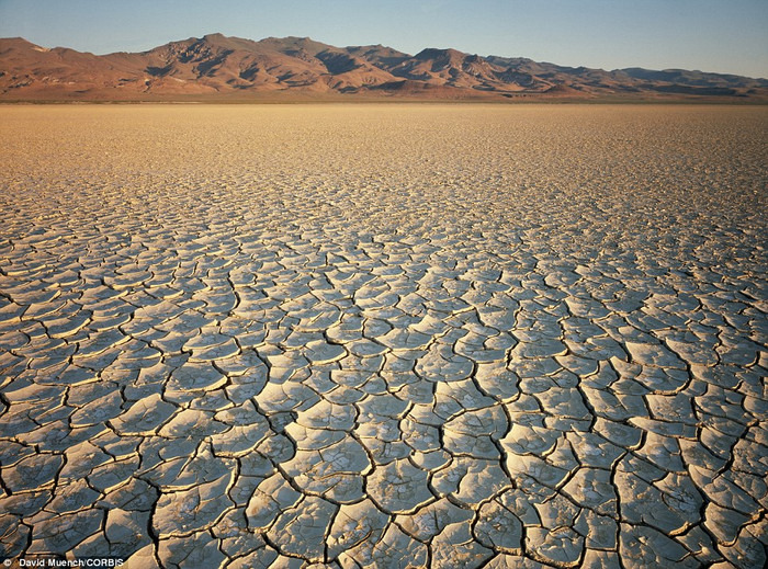 23. Lòng hồ khô cạn trên sa mạc Black Rock Desert tại Nevada, Mĩ. 23. Lòng hồ khô cạn trên sa mạc Black Rock Desert tại Nevada, Mĩ.