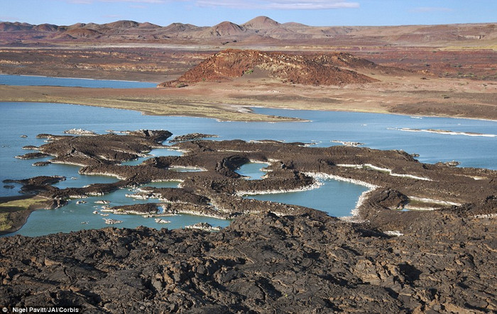 18. Địa hình khắc nghiệt khu vực cuối phía Nam hồ Turkana ở Kenya. Những dòng dung nhan mới này là đợt phun trào lần cuối từ núi lửa Teleki cách đây 130 năm. 18. Địa hình khắc nghiệt khu vực cuối phía Nam hồ Turkana ở Kenya. Những dòng dung nhan mới này là đợt phun trào lần cuối từ núi lửa Teleki cách đây 130 năm.