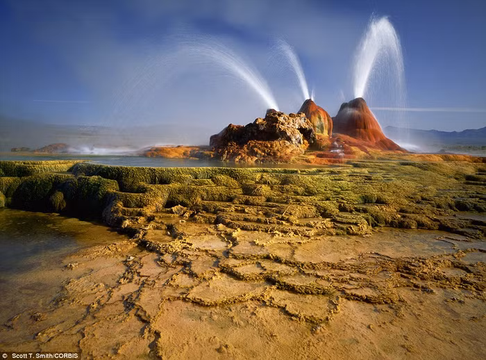 16. Mạch nước nóng phun trào tại Black Rock Desert thuộc Nevada, Mĩ. 16. Mạch nước nóng phun trào tại Black Rock Desert thuộc Nevada, Mĩ.