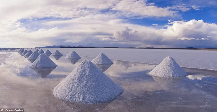 2. Cánh đồng muối lớn nhất thế giới Salar de Uyuni thuộc vùng Tây Nam Bolivia, gần dãy núi Andes 2. Cánh đồng muối lớn nhất thế giới Salar de Uyuni thuộc vùng Tây Nam Bolivia, gần dãy núi Andes