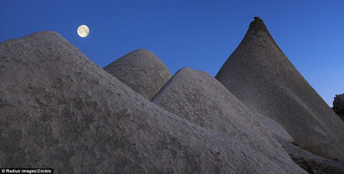 1. Dãy núi đá tại thung lũng Goreme, Thổ Nhĩ Kỳ. Khu vực này còn tồn tại nhiều nhà thờ được xây bằng loại đá từ thời La Mã. 1. Dãy núi đá tại thung lũng Goreme, Thổ Nhĩ Kỳ. Khu vực này còn tồn tại nhiều nhà thờ được xây bằng loại đá từ thời La Mã.