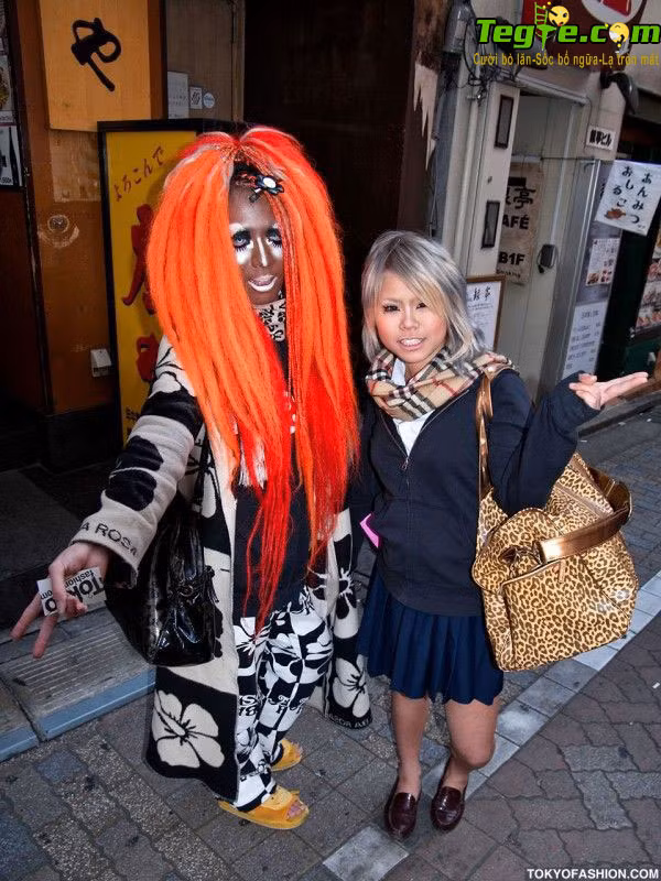 Nếu gặp bộ tóc xõa da cam chói lóa và khuôn mặt kinh khủng này, dù là ngày hay đêm thì bạn cũng phải khóc thét