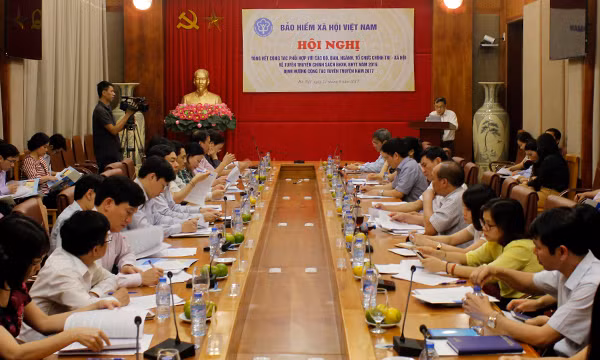 Toàn cảnh Hội nghị tổng kết công tác phối hợp với các bộ, ban, ngành, tổ chức chính trị- xã hội về tuyên truyền chính sách bảo hiểm xã hội, bảo hiểm y tế năm 2016 và định hướng năm 2017 - ảnh nguồn Bảo hiểm xã hội Việt Nam