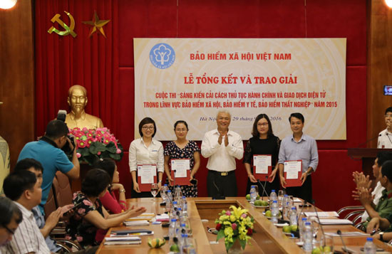 Trao giải cho cuộc thi “Sáng kiến cải cách thủ tục hành chính và giao dịch điện tử trong lĩnh vực Bảo hiểm xã hội, Bảo hiểm y tế, Bảo hiểm thất nghiệp” - ảnh nguồn Bảo hiểm xã hội. Trao giải cho cuộc thi “Sáng kiến cải cách thủ tục hành chính và giao dịch điện tử trong lĩnh vực Bảo hiểm xã hội, Bảo hiểm y tế, Bảo hiểm thất nghiệp” - ảnh nguồn Bảo hiểm xã hội.