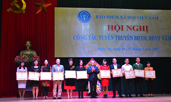 Phó Tổng Giám đốc Phạm Lương Sơn trao bằng khen cho các cá nhân - ảnh nguồn Bảo hiểm xã hội Việt Nam.