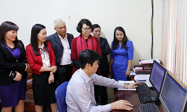 Tổng Giám đốc Bảo hiểm xã hội Việt Nam Nguyễn Thị Minh thăm nơi làm việc của cán bộ cơ quan bảo hiểm xã hội Việt Nam - ảnh nguồn Bảo hiểm xã hội Việt Nam. Tổng Giám đốc Bảo hiểm xã hội Việt Nam Nguyễn Thị Minh thăm nơi làm việc của cán bộ cơ quan bảo hiểm xã hội Việt Nam - ảnh nguồn Bảo hiểm xã hội Việt Nam.