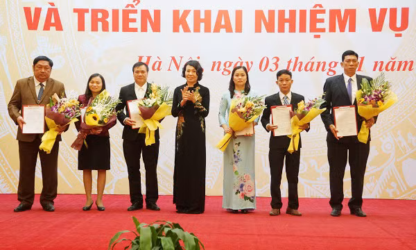 Tổng Giám đốc Nguyễn Thị Minh trao các quyết định bổ nhiệm - ảnh nguồn Bảo Hiểm xã hội Việt Nam.