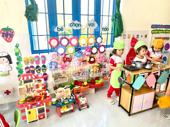 Các em học sinh Trường Mầm non Hoa Pơ Lang, huyện Tuy Đức, tỉnh Đăk Nông trong hội thi trang trí lớp học (Nguồn: Trường Mầm non Hoa Pơ Lang). Các em học sinh Trường Mầm non Hoa Pơ Lang, huyện Tuy Đức, tỉnh Đăk Nông trong hội thi trang trí lớp học (Nguồn: Trường Mầm non Hoa Pơ Lang).