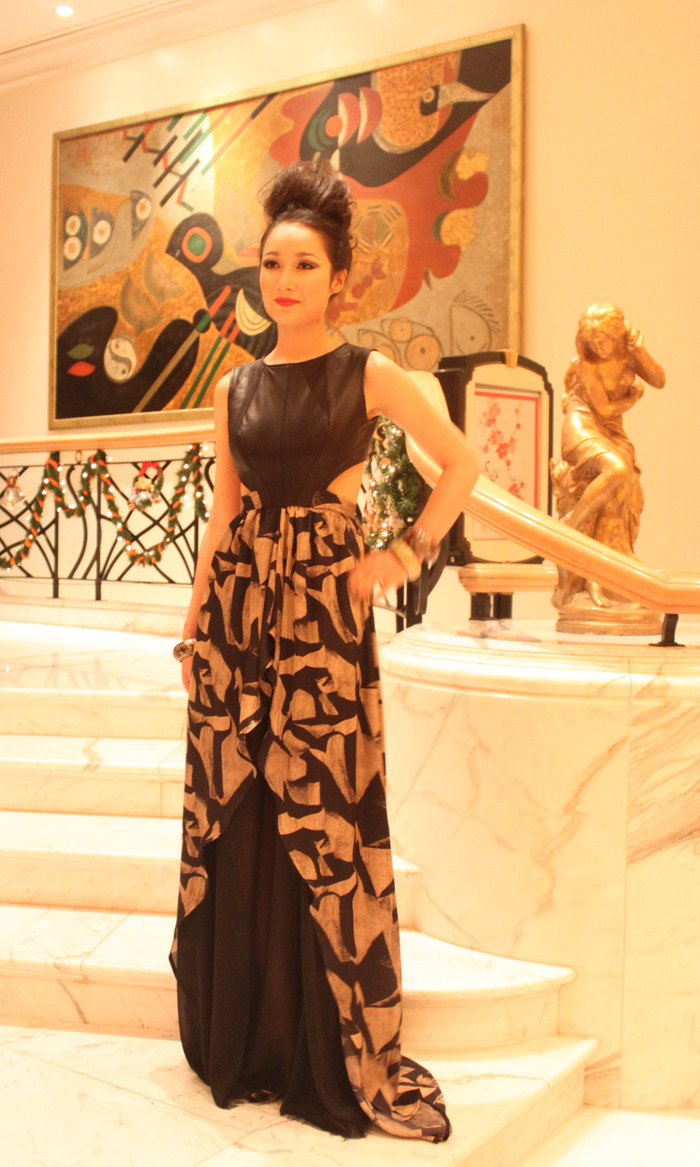 Với một chiều cao đáng mơ ước cùng gương mặt đẹp như thiên thần, Anna Trương đã tạo điểm nhấn ấn tượng với vị trí vedette cho đêm diễn này.