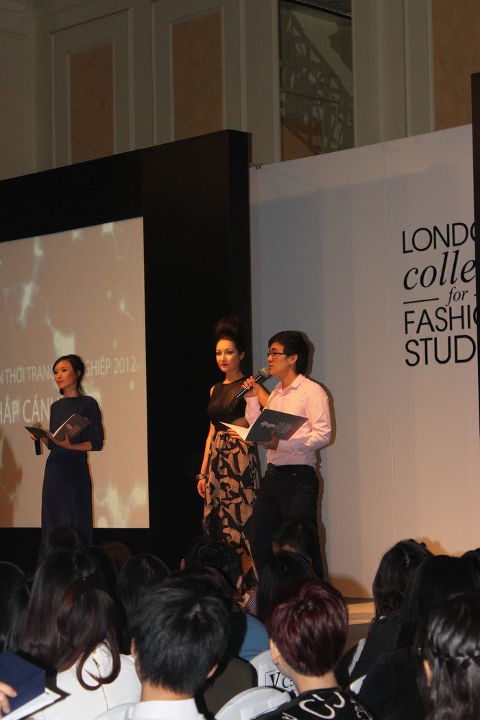 Trong Show diễn thời trang này, mẫu thời trang do “Bông hồng lai” trình diễn đã đấu giá và toàn bộ chi phí thu về được quyên góp cho chương trình từ thiện “Cùng Nhà từ thiện đón mùa xuân mới với các em học sinh ở Xuân Lạc – Bắc Cạn”.