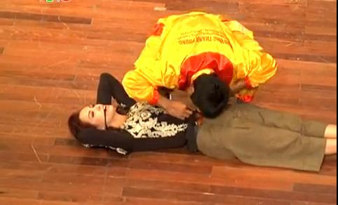 Thí sinh dùng răng nâng bổng Thúy Hạnh. Thí sinh dùng răng nâng bổng Thúy Hạnh.