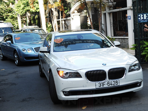 Ngoài ra, còn có sự hiện diện của BMW serie 7 thêm một chiếc Bentley màu xanh.