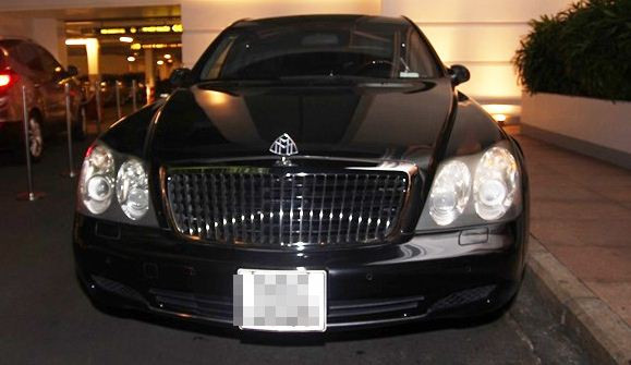 Chính vì vậy, bãi đậu xe của địa điểm tổ chức lễ cưới tràn ngập các loại xe hơi thuộc hàng khủng đến từ các thương hiệu đình đám như Bentley, BMW, Porsche, Audi, Roll Royce...