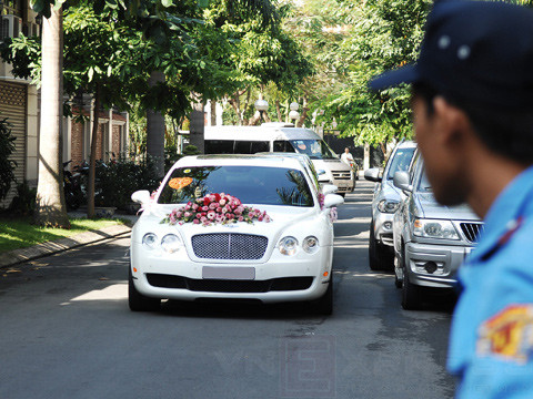 Đứng trên Mercedes S-class, BMW serie 7 hay Audi A8, Continental Flying Spur được xếp vào dòng siêu sang, dù giá rẻ hơn nhiều so với Maybach hay Rolls-Royce.