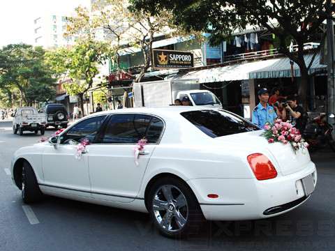 Tốc độ tối đa 322 km/h. Mức tiêu hao nhiên liệu 21,4 lít/100 km đường nội thị và 12,4 lít/100 km đường quốc lộ.