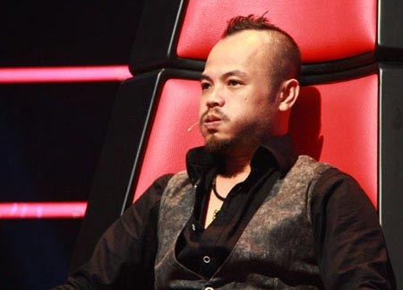 HLV Trần Lập thở phào nhẹ nhõm... trên ghế nóng The Voice. HLV Trần Lập thở phào nhẹ nhõm... trên ghế nóng The Voice.