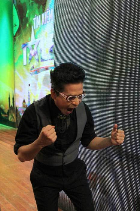 MC Thanh Bạch hí hửng trong hậu trường. MC Thanh Bạch hí hửng trong hậu trường.