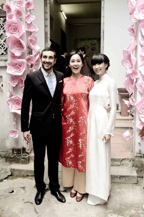 Mai Phương Thúy hớn hở khi đi bưng quả hộp. Mai Phương Thúy hớn hở khi đi bưng quả hộp.